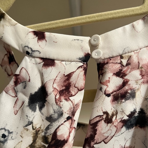 Beautiful lined Cold Shoulder Blouse with covered buttons on sleeves - Picture 3 of 5